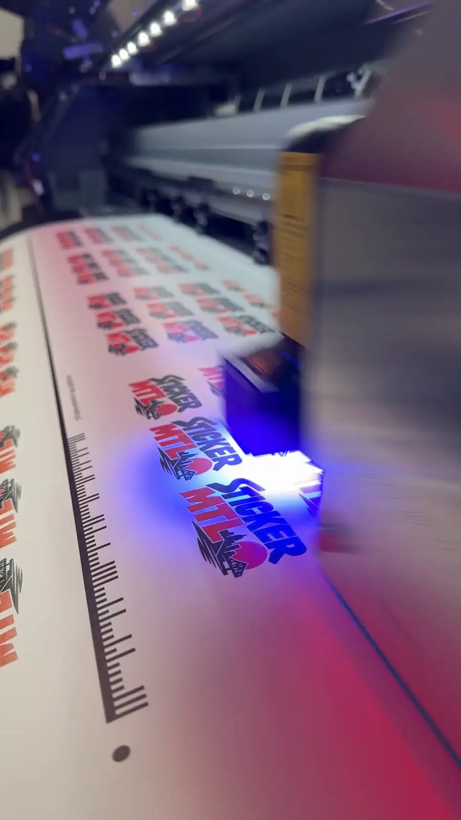 Autocollants personnalisés découpés sur mesure, imprimés par StickerMTL à Blainville